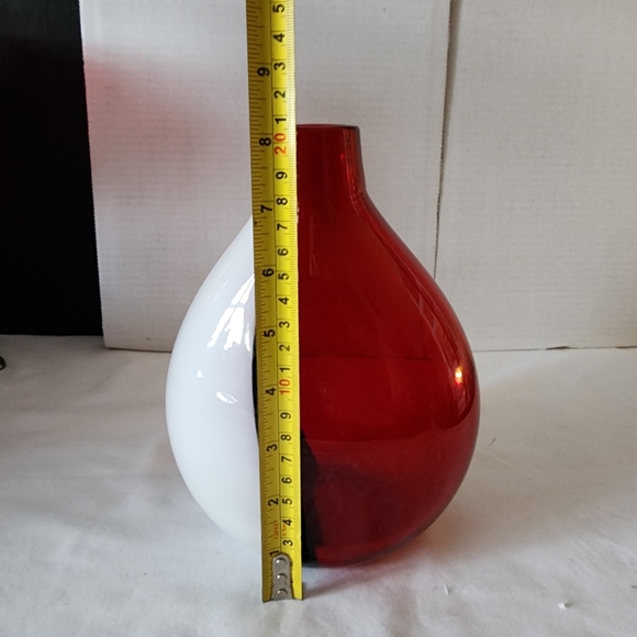 Stunning Red and White Glass Vase - Picture 5 of 5